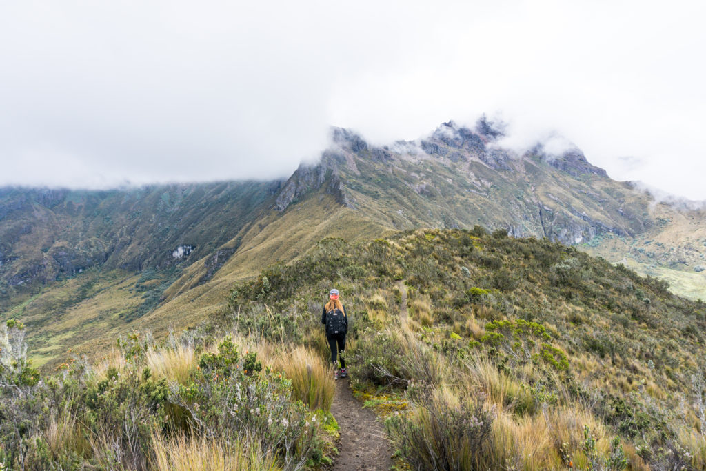 Hiking to the summit of Rumiñahui Central 